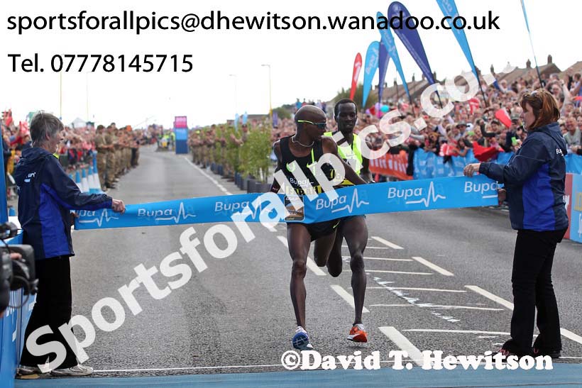 Mo Farah wins the mens 2014 BUPA Great North Run. Photo: David T. Hewitson/Sports for All Pics